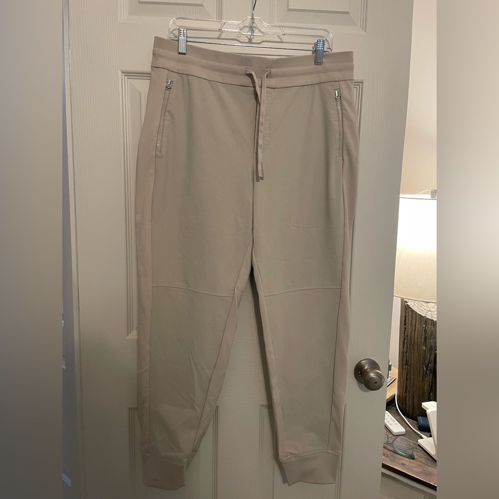 Athleta Women’s Headlands Hybrid Trex Jogger.